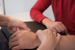Anwendung der Handtherapie der Physiotherapie Praxis mensana•med in Köln