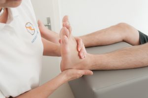 Anwendung der Fußtherapie der Physiotherapie Praxis mensana•med in Köln