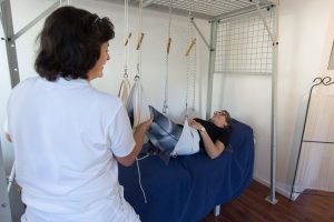 Anwendung der Schlingentisch-Therapie der Physiotherapie Praxis mensana•med in Köln