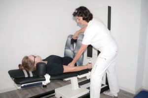 Anwendung der Krankengymnastik am Gerät der Physiotherapie Praxis mensana•med in Köln